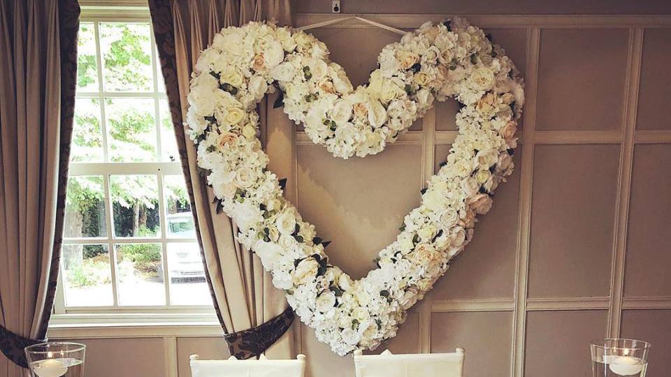 Read more about the article Flowers & Sparkle Wedding Florist Kent